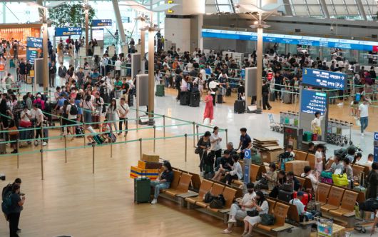 추석 연휴를 앞두고 인천국제공항 제1터미널이 해외여행을 떠나는 관광객들로 붐비고 있다. 유희태 기자