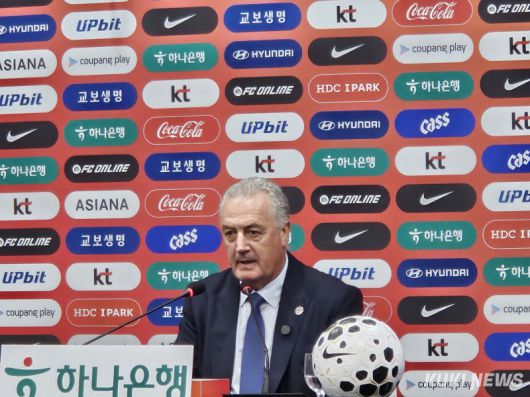 구스타보 알파로 감독이 14일 오후 8시 서울월드컵경기장에서 열린 한국과의 A매치가 끝나고 기자회견에 참석하고 있다. 송한석 기자
