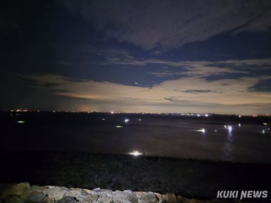 당진 석문방조제 야간 해루질이 전국에 알려지며 체험객들이 불야성을 이루고 있다. 독자제공