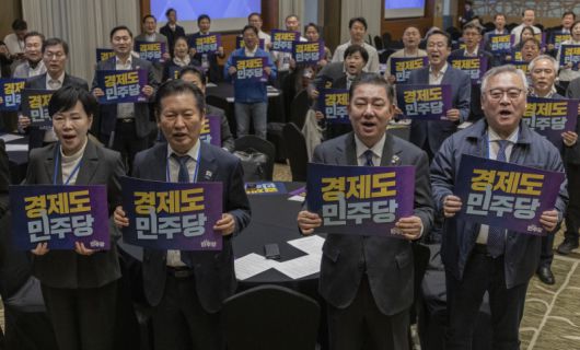 정청래 더불어민주당 대표와 김병기 민주당 원내대표, 전현희 민주당 최고위원을 비롯한 당직자와 지역위원장들이 11일 경기도 광주시 곤지암리조트에서 열린 민주당 전국 지역위원장 워크숍에서 구호를 외치고 있다. 연합뉴스