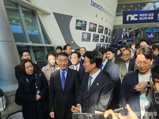 김민석 국무총리가 15일 부산 벡스코에서 열린 ‘지스타 2025’에 참석하고 있다. 송한석 기자