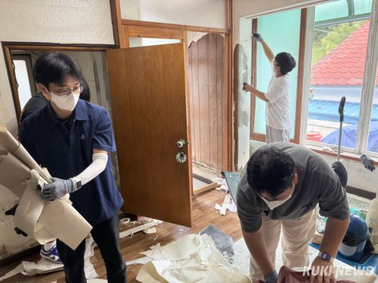 공주 옥룡동 취약 가정의 집수리 봉사활동에 나선 복지관. 독자제공