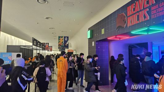 5일 서울 동대문디지털프라자(DDP)에서 열린 인디게임 페스티벌 ‘비버롹스 2025’에 관람객들이 입장하고 있다. 송한석 기자