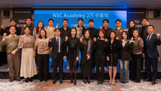 지난 3일 서울 강남구 조선 팰리스 호텔에서 열린 ‘NSC 아카데미 2기 과정’ 수료식에서 참석자들이 기념 촬영을 하고 있다. 신한라이프 제공