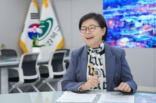 3일 오후 이순희 서울 강북구청장이 집무실에서 쿠키뉴스와 인터뷰하고 있는 모습. 강북구청 제공