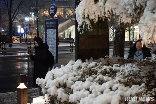 첫눈이 내린 4일 오후 서울 중구 한 버스 정류장 앞에서 시민이 버스를 기다리고 있다. 노유지 기자