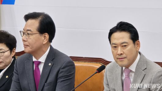 5일 국회 본관에서 열린 ‘혼용무도 이재명 정부 6개월 국정평가 회의’에 참석한 장동혁 국민의힘 대표(오른쪽)와 송언석 국민의힘 원내대표(왼쪽). 임현범 기자