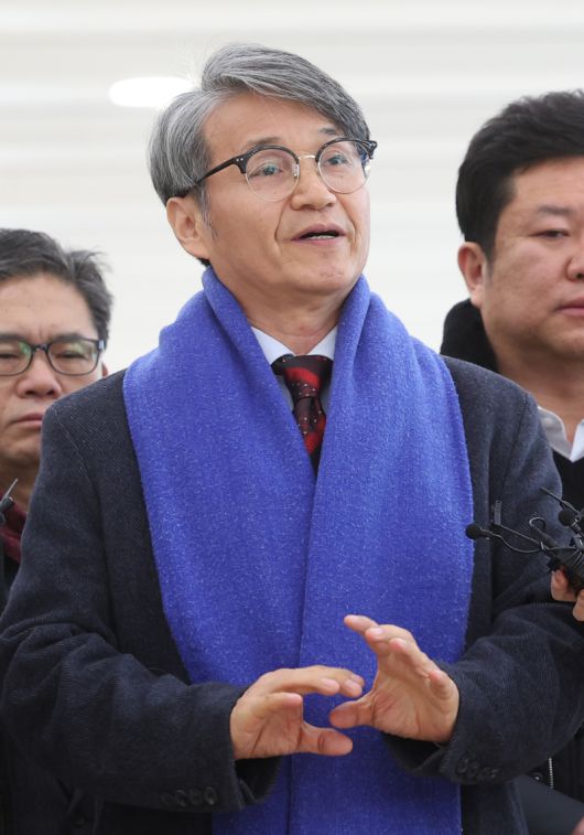 김건희 여사에게 디올백을 선물한 최재영 목사가 9일 서울 광화문 KT 빌딩에 마련된 민중기 특별검사 사무실에 참고인 신분으로 출석하며 취재진의 질문에 답하고 있다.