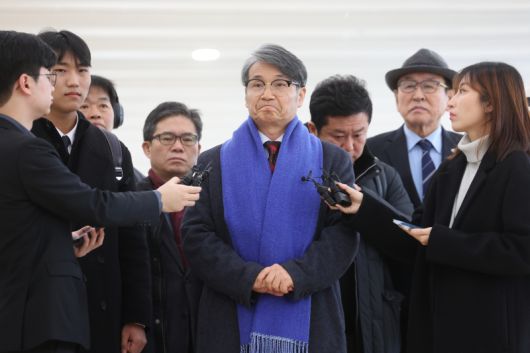 김건희 여사에게 디올백을 선물한 최재영 목사가 9일 서울 광화문 KT 빌딩에 마련된 민중기 특별검사 사무실에 참고인 신분으로 출석하고 있다.