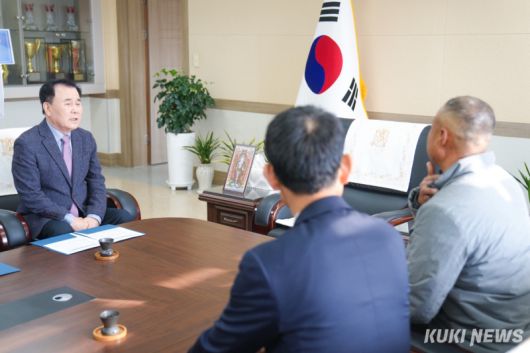 김지철 충남교육감이 10일 부여교육지원청에서 자택 화재 피해를 당한 학생 가정에 피해 복구 지원금을 전달하며 빠른 일상회복을 격려하고 있다.