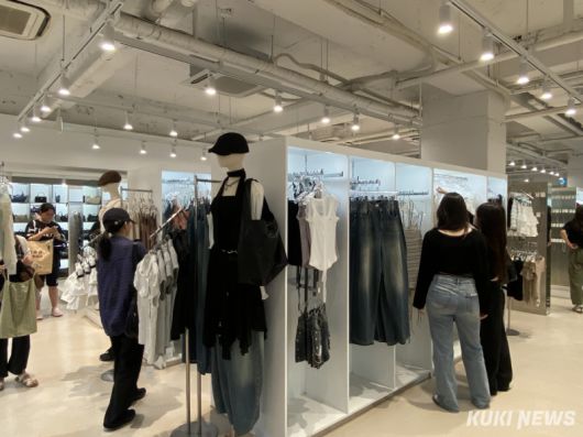 서울 홍대 인근에 위치한 보세 상가. 1만원~3만원대 저렴한 상품들이 많아 20대 손님들이 많이 찾고 있다. 심하연 기자