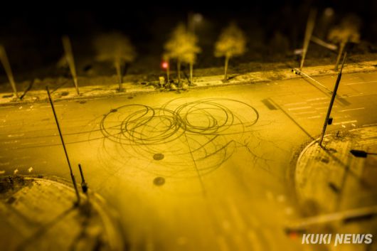 지난 18일 밤 인천 영종도 미단시티에 위치한 한 교차로 바닥에 차량이 드리프트를 하며 남긴 것으로 추정되는 스키드마크(차량이 급감속할 때 마찰에 의해 타이어가 녹아 도로 표면에 흡착되며 남는 문양)가 새겨져 있다.