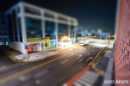 지난 19일 새벽 경기 시흥시 거북섬의 한 상가에서 바라본 대로변 모습. 이날 새벽 거북섬을 드나든 차량은 24시간 무인 편의점에 상품을 넣으러 온 화물차가 유일했다.