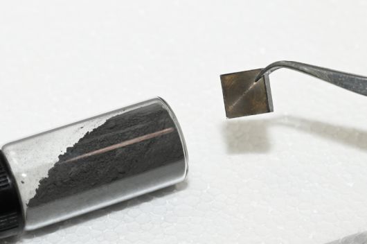 세계 최고 망간(Mn)-비스무스(Bi) 자석 기술 연구팀이 개발한 분말과 비희토류 영구자석. 한국재료연구원 제공