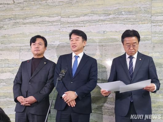 문진석 더불어민주당 원내운영수석부대표, 이용우 원내부대표(오른쪽), 김현정 원내대변인(왼쪽)이 26일 서울 여의도 국회사무처 의안과에서 통일교 특검법안을 제출한 뒤 기자들과 만나 질문을 받고 있다. 권혜진 기자