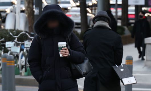 서울의 체감 온도가 영하 20도까지 떨어지는 등 전국 곳곳에 한파 특보가 발효 중인 26일 서울 종로구 광화문 세종대로사거리에서 출근길 시민들이 발걸음을 옮기고 있다.