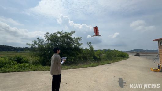 드론으로 갯벌 촬영 모습.