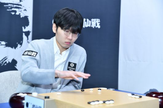 세계 바둑 랭킹 1위 신진서 9단이 기선전 8강에서 중국 왕싱하오 9단에게 패해 탈락했다. 한국기원 제공