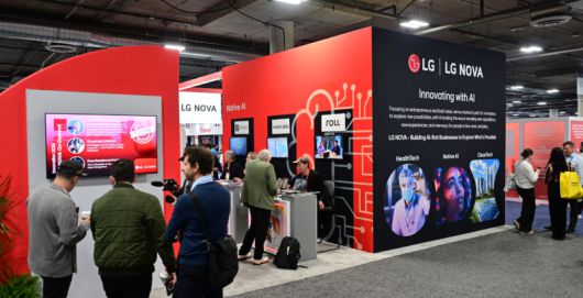 미국 라스베이거스에서 열린 세계 최대 가전·IT 전시회 CES 2026에 'AI 기반 혁신 선도'를 주제로 마련된 LG전자 북미이노베이션센터(LG NOVA) 부스에 관람객들이 구경하고 있다. LG전자 제공
