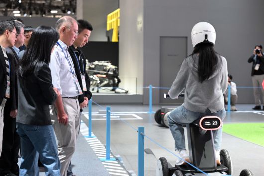 정의선 현대차그룹 회장이 CES 2026에 참석해 '모베드' 시연을 살펴보고 있다. 연합뉴스