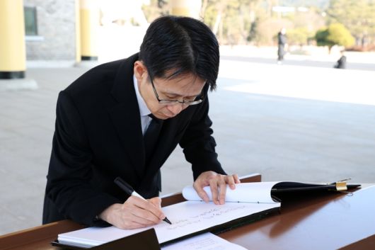 7일 국립대전현충원 방명록에 “대한민국의 대도약과 국민들의 행복한 삶, 조달청이 앞장서겠습니다”고 적는 백승보 조달청장. 조달청