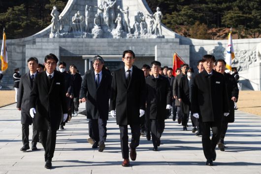 7일 국립대전현충원을 참배한 백승보 조달청장과 간부공무원. 조달청