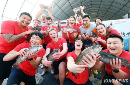 올해로 20주년을 맞은 평창송어축제가 1월 9일부터 2월 9일까지 32일간 강원 평창군 진부면 오대천 일원에서 펼쳐져 더욱 풍성한 체험과 문화 프로그램으로 관광객들을 맞이한다. 평창송어축제위원회 제공
