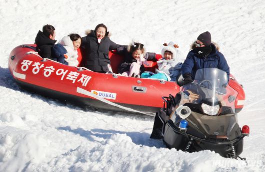 올해로 20주년을 맞은 평창송어축제가 1월 9일부터 2월 9일까지 32일간 강원 평창군 진부면 오대천 일원에서 펼쳐져 더욱 풍성한 체험과 문화 프로그램으로 관광객들을 맞이한다. 평창송어축제위원회 제공