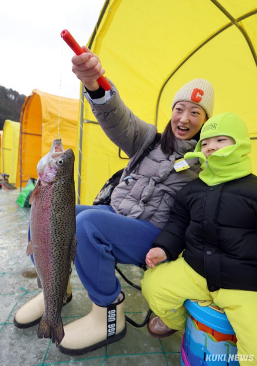 9일 강원도 평창군 진부면 오대천 일원에 개막한 대한민국 대표 겨울 축제 '2026년 제17회 평창송어축제장'을 찾은 방문객들이 송어 얼음낚시를 즐기고 있다. 평창군·축제위원회 제공