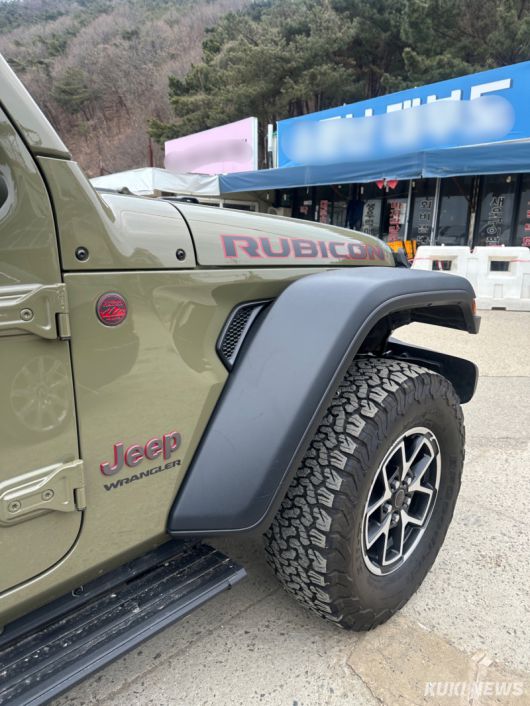 지프 랭글러의 진면목은 고속도로를 지나 대부도 일대의 해안 비포장로에서 본격적으로 드러났다. 송민재 기자