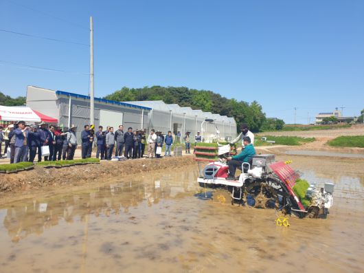 오성환 당진시장이 농업기술센터가 마련한 드문모심기 이앙기를 시연하고 있다. 당진시