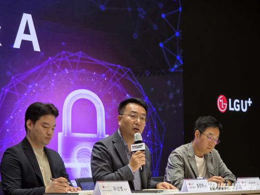 홍관희 LG유플러스 정보보안센터장(CISO·CPO, 전무)이 지난해 7월 29일 용산사옥에서 보안 전략 간담회를 열고 기자의 질문에 답변하고 있다. 정우진 기자