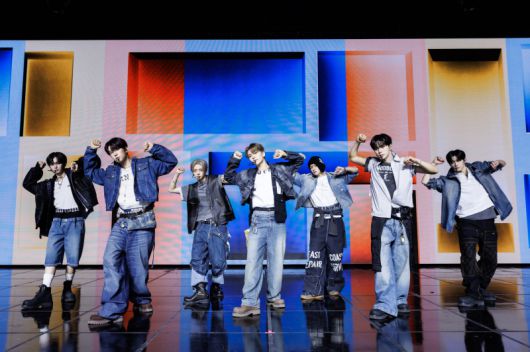 그룹 알파드라이브원(리오, 준서, 아르노, 건우, 상원, 씬롱, 안신, 상현)이 12일 서울 한남동 블루스퀘어 SOL트래블홀에서 미니 1집 ‘유포리아’ 발매 기념 쇼케이스를 열고 무대를 펼치고 있다. 웨이크원 제공