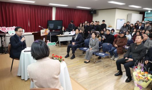 박희조 동구청장(사진 왼쪽)이 판암2동에서 구민들과 대화를 나누고 있다. 대전동구