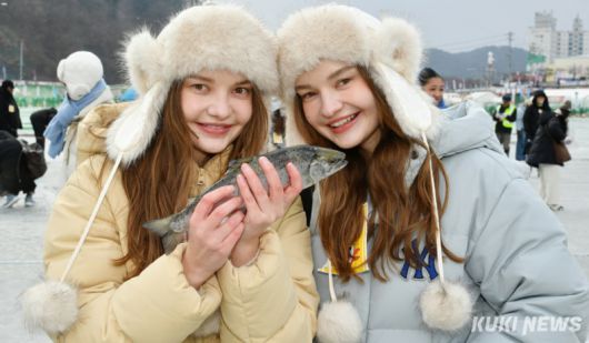 2026 화천산천어축제 첫날인 지난 10일 축제장에 마련된 외국인 전용낚시터에서 외국 관광객들이 산천어낚시를 즐기고 있다.