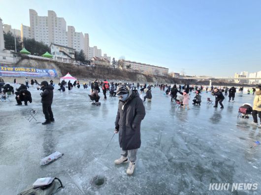 10일 홍천강 꽁꽁축제 얼음 낚시터 오후권이 판매 1시간 만에 매진되는 등 흥행이 이어지고 있다. (사진=한재영)