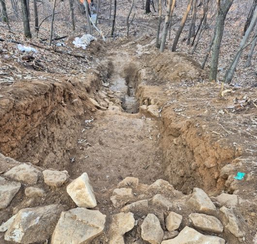 아산 승계산성 성벽이 흙을 층층이 다져쌓는 전형적인 백제 판축기법으로 축조됐음이 확인됐다.  아산시
