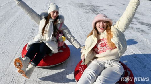 2026 화천산천어축제 이틀째인 지난 11일, 축제장에 마련된 눈썰매장에서 국내외 관광객들이 즐거운 시간을 보내고 있다.
