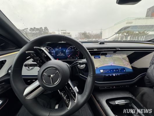 E300 스티어링 휠. 김수지 기자