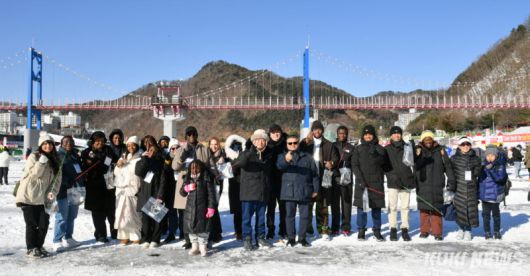 주한 외교관들로 구성된 외교 사절단이 지난 13일 화천산천어축제장을 방문해 K-윈터 페스티벌의 진수를 만끽했다(화천군 제공)