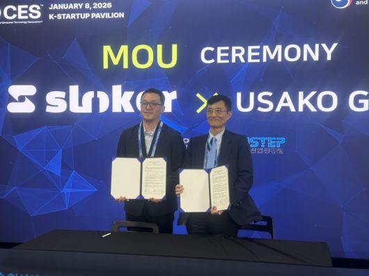 천안기업 '슬로커' 김정혁 대표(왼쪽)가 지난 9일(현지시각)  CES 2026에서 글로벌 벤처캐피탈 유사코그룹(Usako Group)과 구매계약 업무협약을 체결했다.  천안시