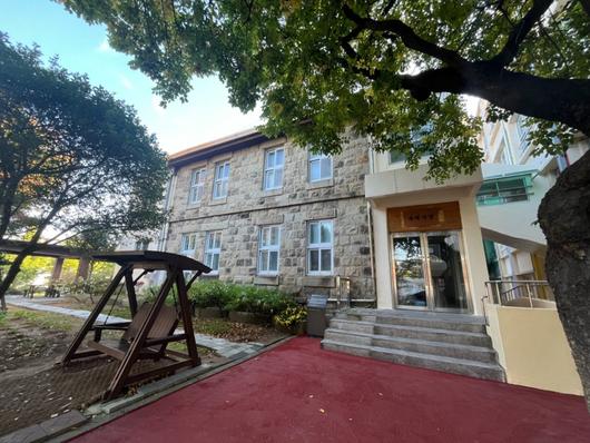 정명여학교 구 선교사 사택 2동은 광주·전남 지역 최초의 여학교인 정명여학교 부지 내에 건립된 선교사 주거 공간이다. /목포시