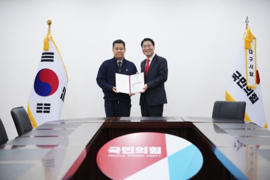 대구 서구청장 선거 출마를 선언한 송영현(오른쪽) 전 서구청 도시건설국장이 13일 국민의힘에 입당한 뒤 기념사진을 찍고 있다. 송영현 전 국장 제공