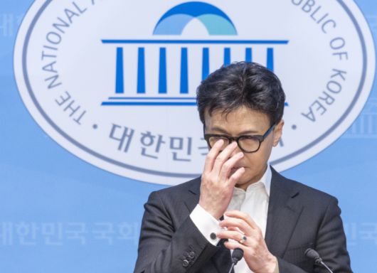 한동훈 전 국민의힘 대표가 14일 당 윤리위원회가 본인을 제명 결정한 것과 관련한 기자회견을 하기 위해 국회 소통관 기자회견장에 입장해 숨을 고르고 있다.