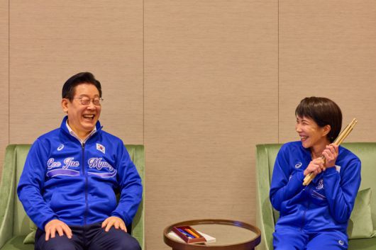 이재명 대통령과 다카이치 사나에 일본 총리가 13일 일본 나라현 환담장에서 드럼 합주 후 대화하고 있다.