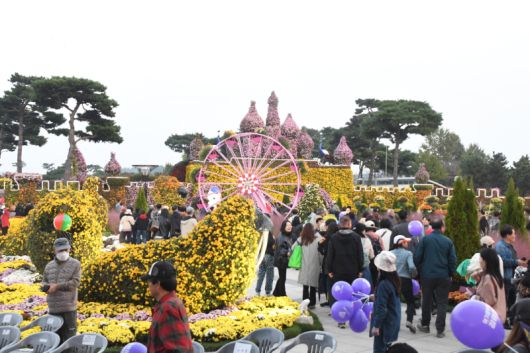 ‘함평 대한민국 국향대전’은 국화를 중심으로 한 고품격 전시와 체험·공연 콘텐츠를 균형 있게 구성해 축제 완성도를 높였으며, 가족 단위 관람객을 고려한 공간 연출과 안정적인 운영이 강점으로 꼽혔다. /전남도