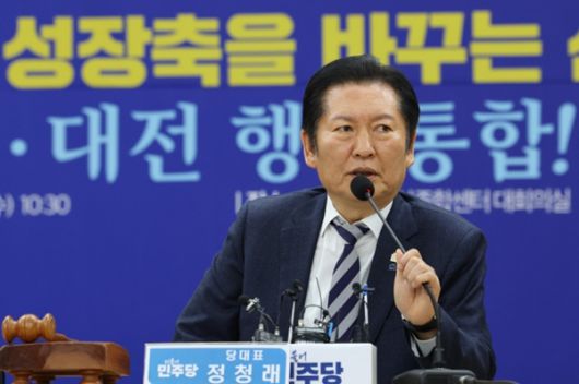 정청래 더불어민주당 대표가 14일 충남 서산 축산종합센터에서 열린 민생현장 최고위원회의에서 발언하고 있다. 연합뉴스