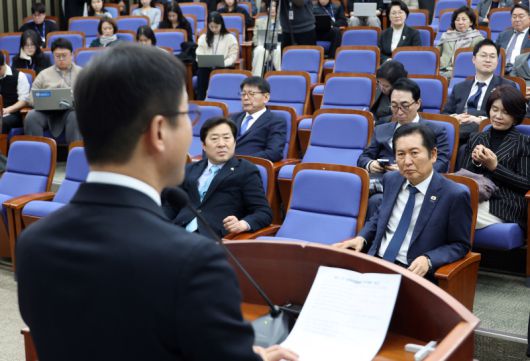 정청래 더불어민주당 대표가 15일 국회에서 열린 정책 의원총회에서 한병도 원내대표의 발언을 듣고 있다. 연합뉴스