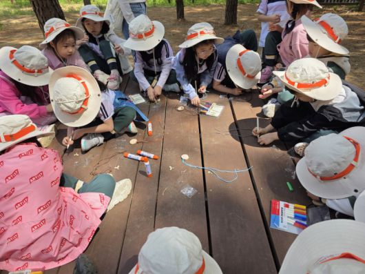 당진시가 제공한 숲해설 프로그램에 참가한 아이들. 당진시