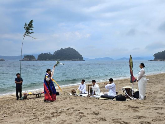 경남문예진흥원 시도문화예술기획지원 사업으로 펼친 통영문화재단 남해안 섬길굿.
